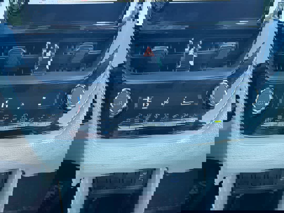 Used 2025 Toyota Corolla Cross LE image 18