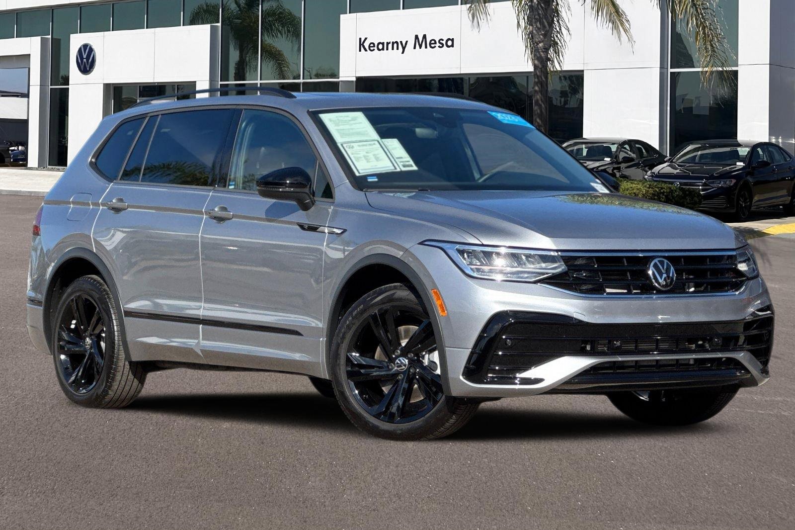 Used 2023 Volkswagen Tiguan SE R-Line image 2