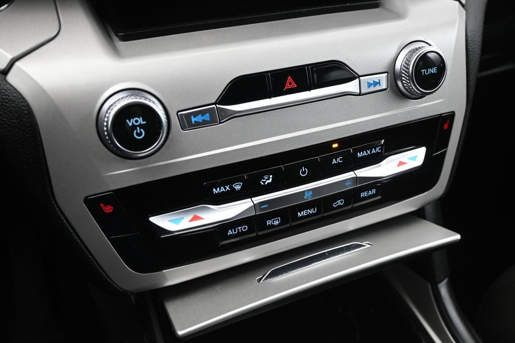 Certified 2023 Ford Explorer XLT RWD image 17