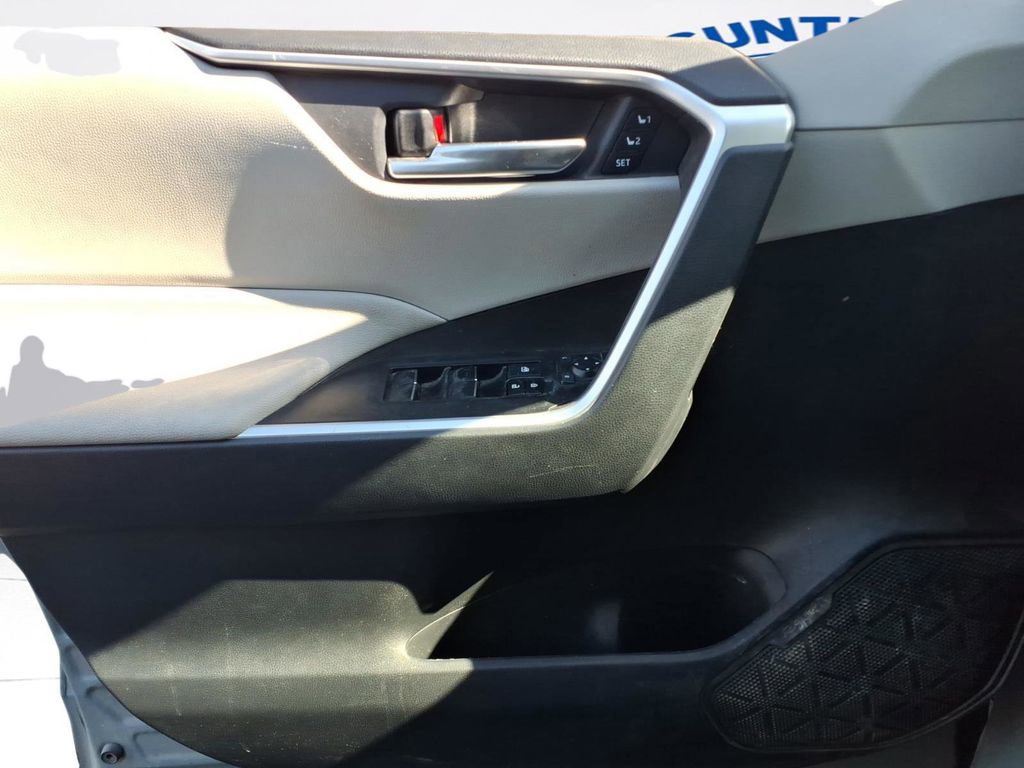 Used 2021 Toyota RAV4 XLE Premium image 18