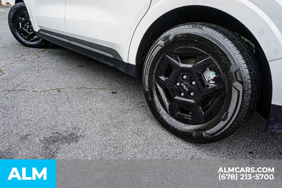 Used 2025 Kia Carnival FWD image 16