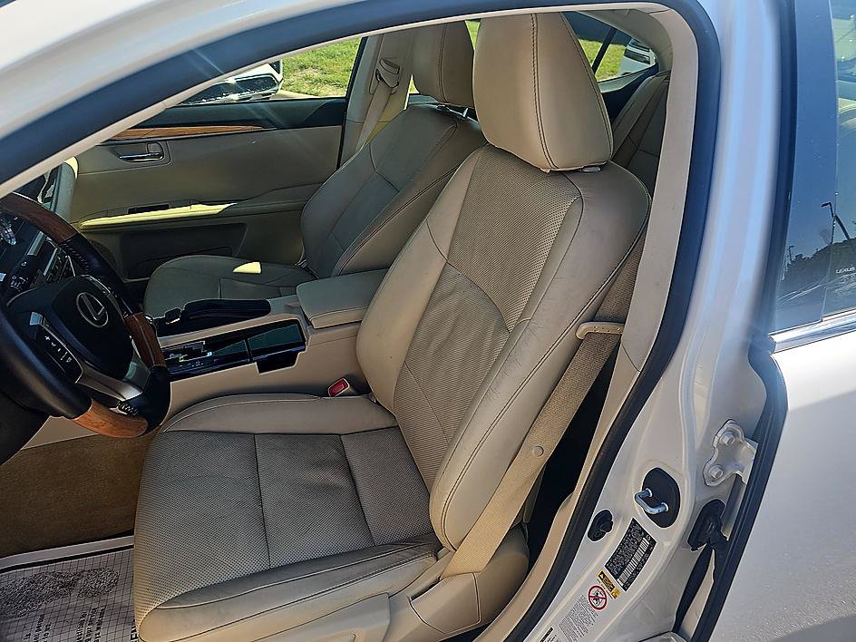 Used 2015 Lexus ES 300h w/ Navigation System Package FWD image 15
