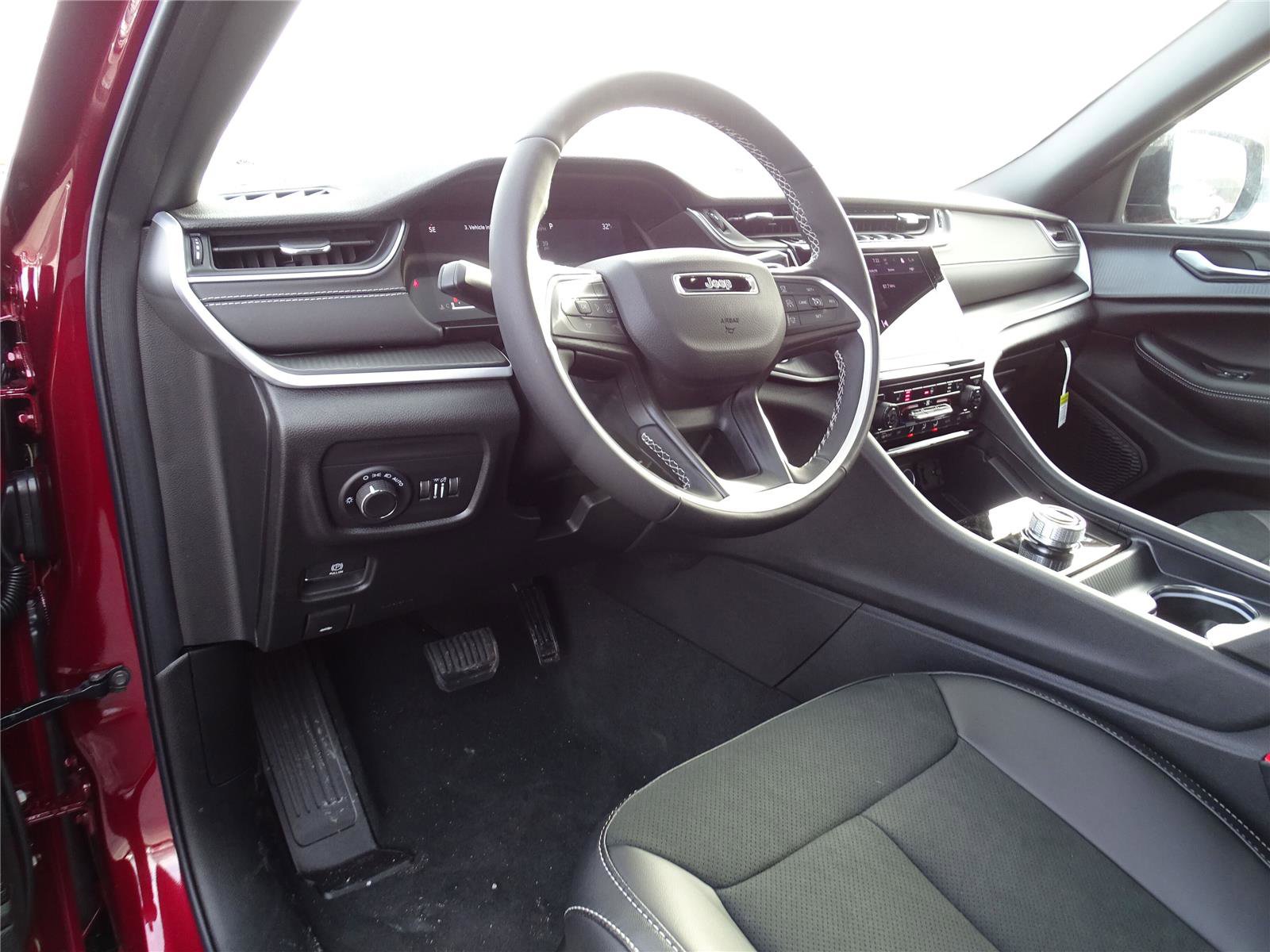 Used 2025 Jeep Grand Cherokee L Altitude image 27