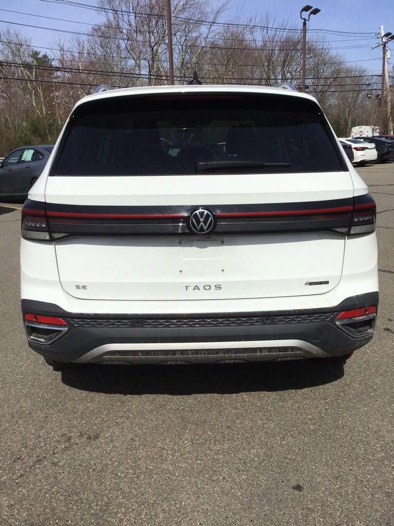 Used 2025 Volkswagen Taos SE AWD/4WD image 4