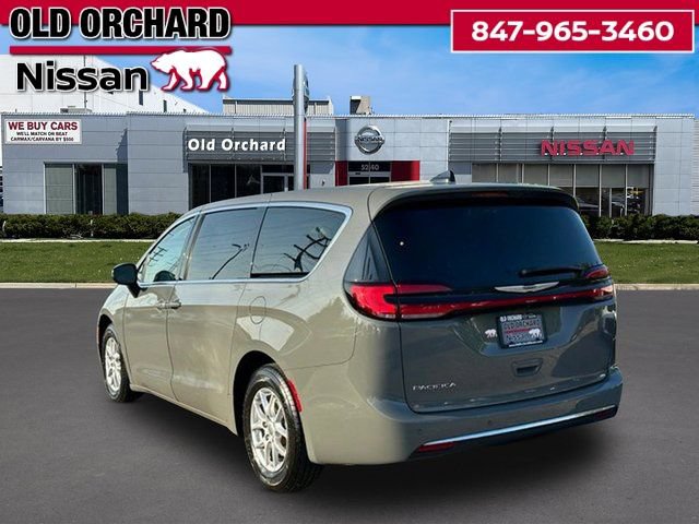 Used 2023 Chrysler Pacifica Touring-L FWD image 5