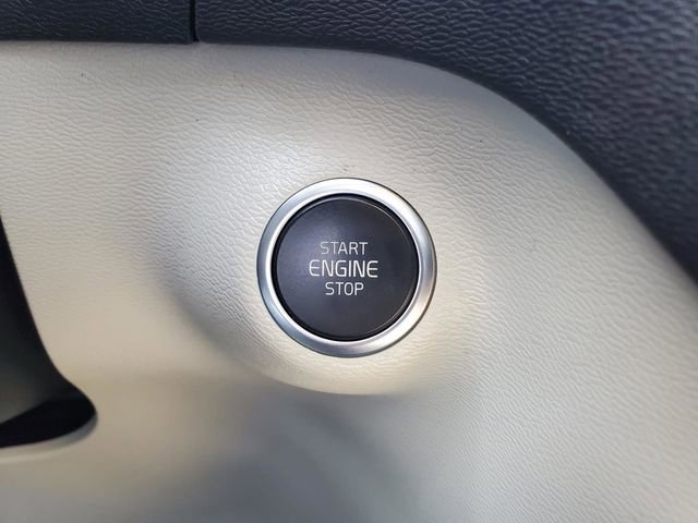 Certified 2023 Volvo XC40 B5 Plus w/ Driver Assist Package image 21