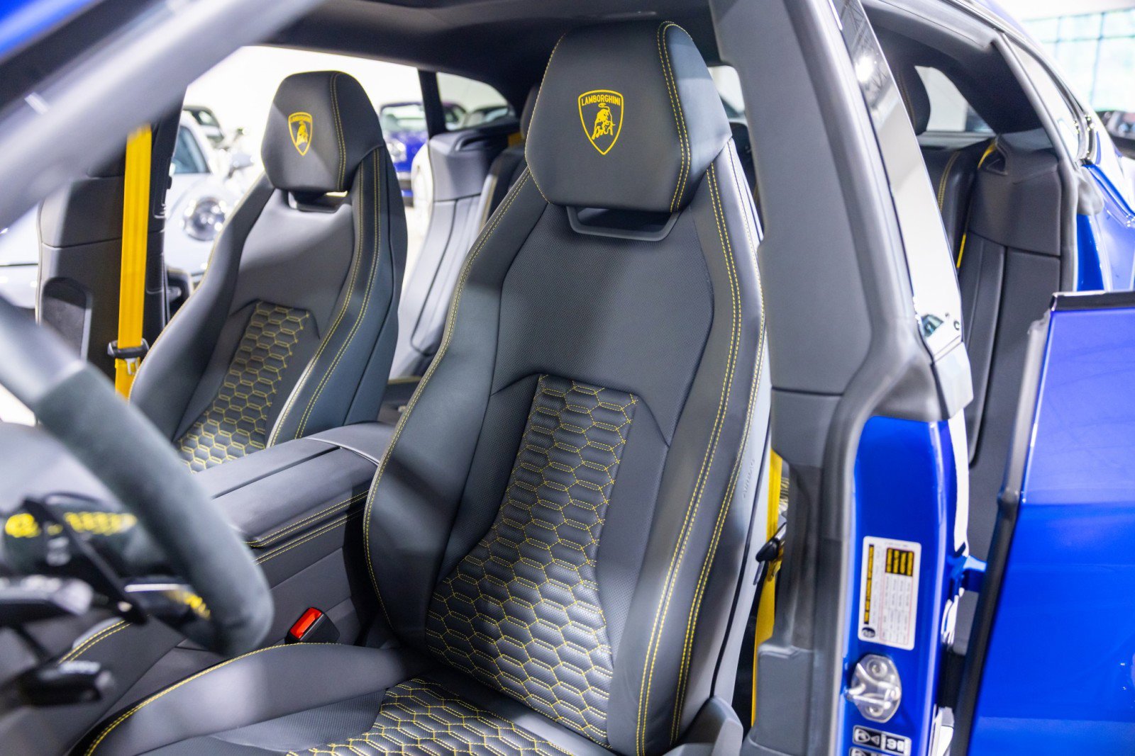 Used 2022 Lamborghini Urus AWD/4WD image 36