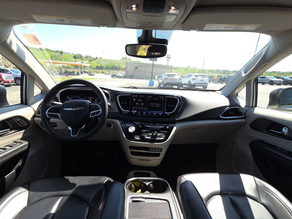 Used 2023 Chrysler Pacifica Touring-L FWD image 28