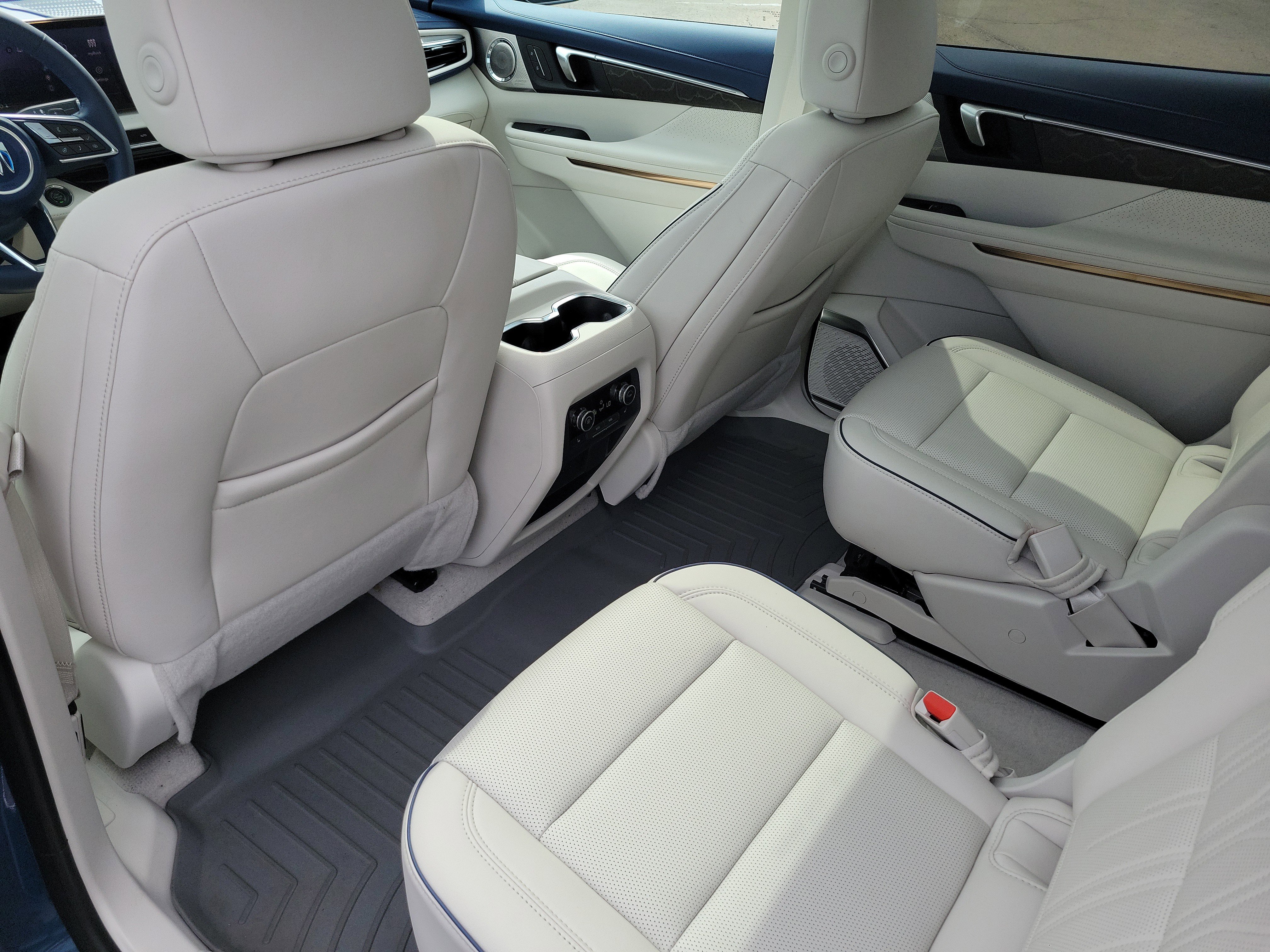 Used 2025 Buick Enclave Avenir FWD image 13