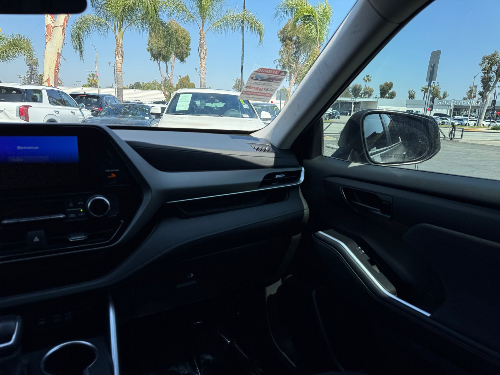 Used 2024 Toyota Highlander LE FWD image 17