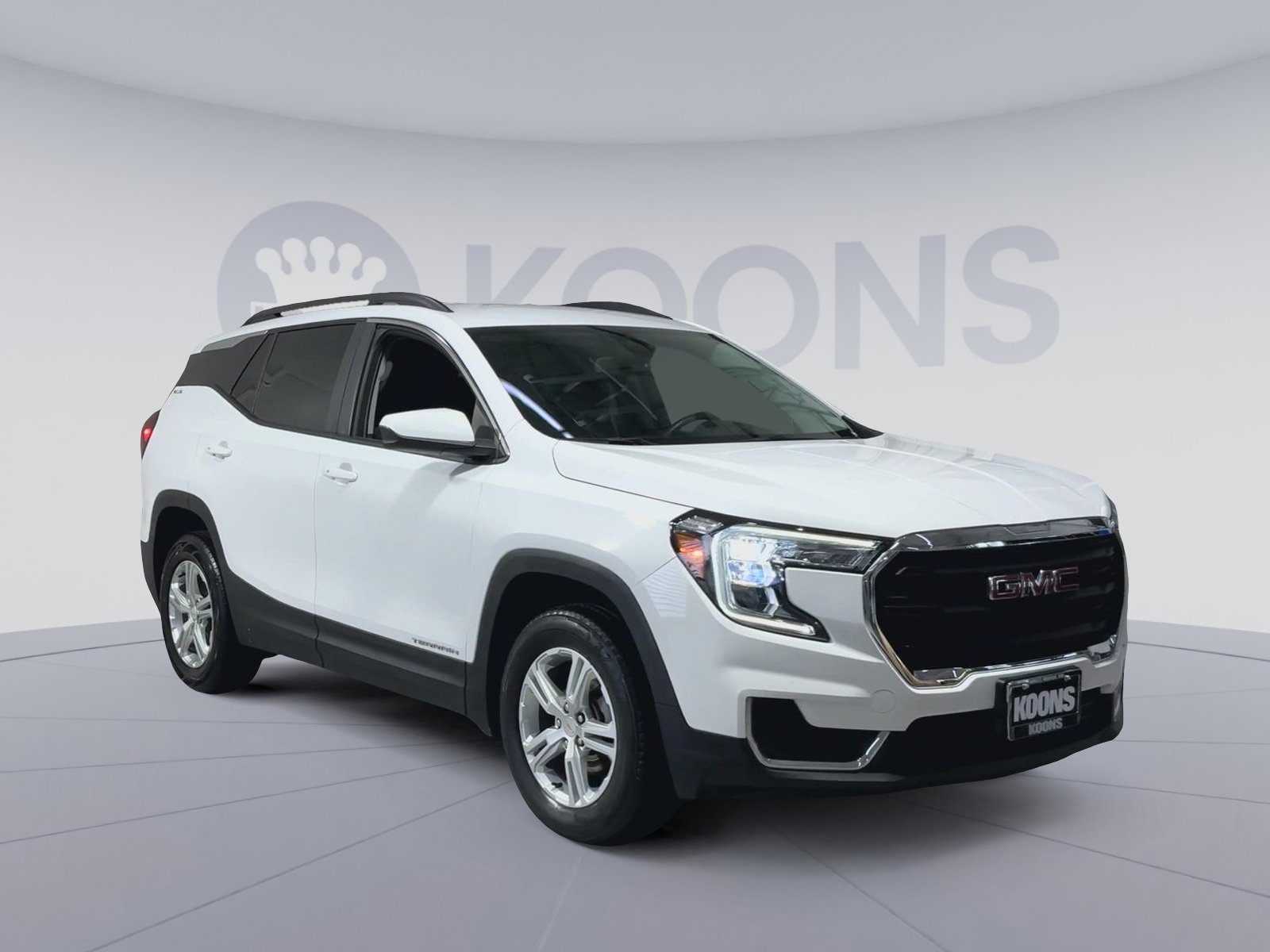 Used 2022 GMC Terrain SLE w/ Driver Convenience Package image 2