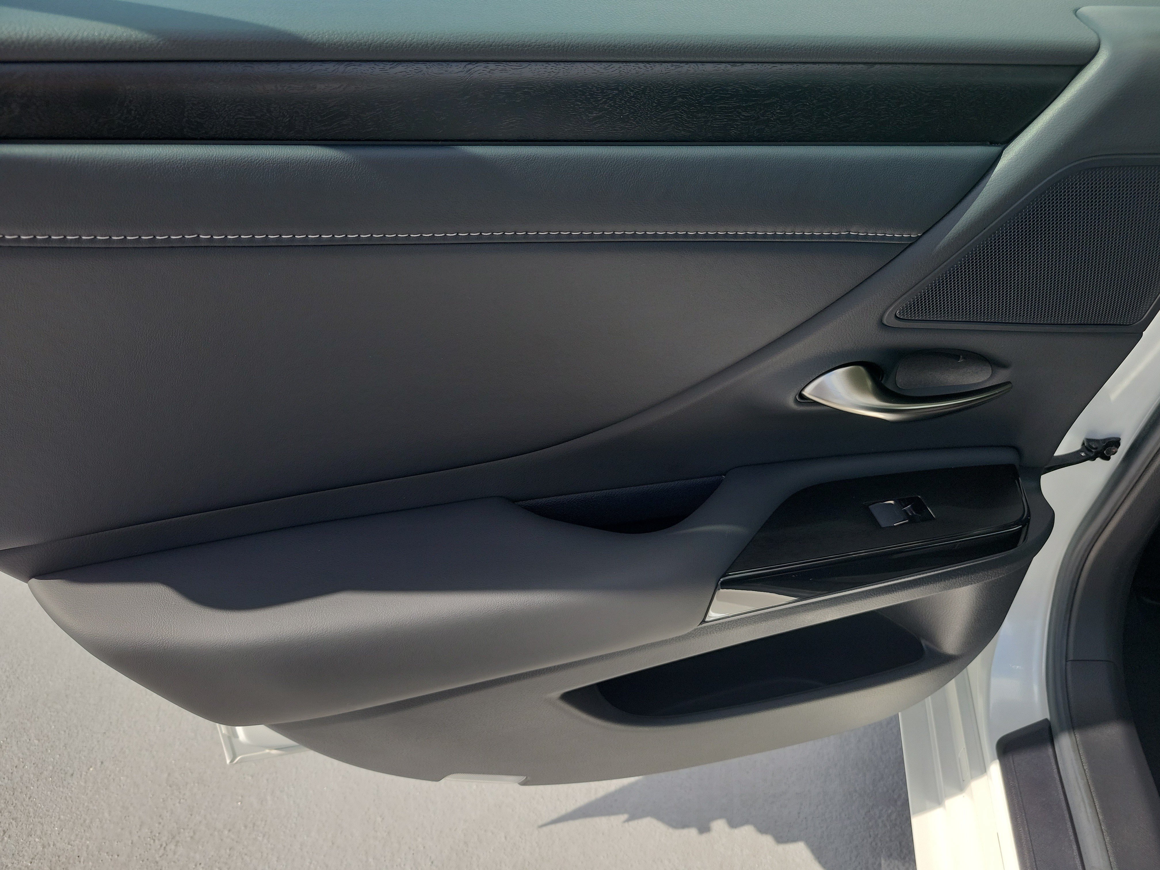 Used 2025 Lexus ES 300h w/ Premium Package FWD image 11