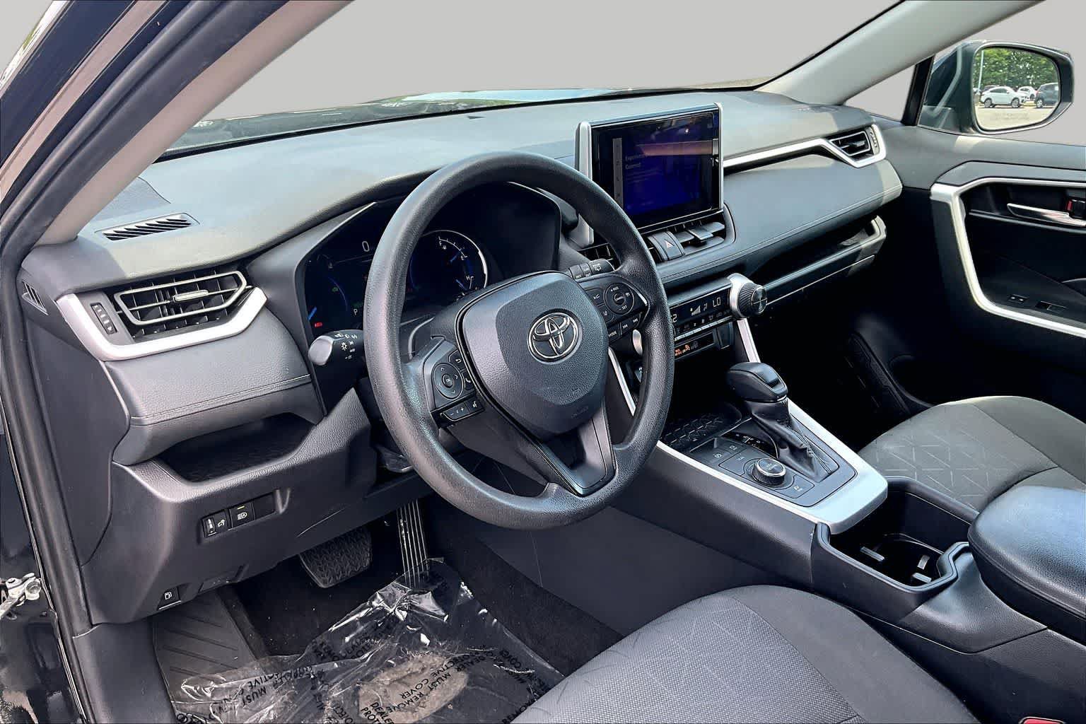Used 2024 Toyota RAV4 XLE AWD/4WD image 17