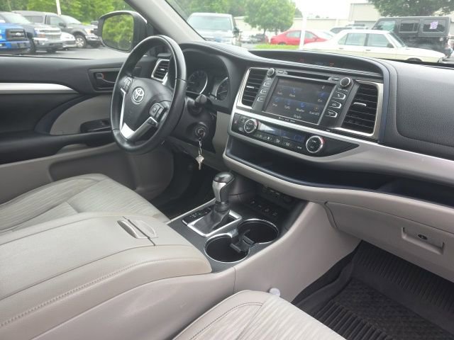 Used 2019 Toyota Highlander Plus AWD/4WD image 13
