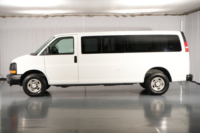 Used 2008 Chevrolet Express 3500 Extended Passenger RWD image 35