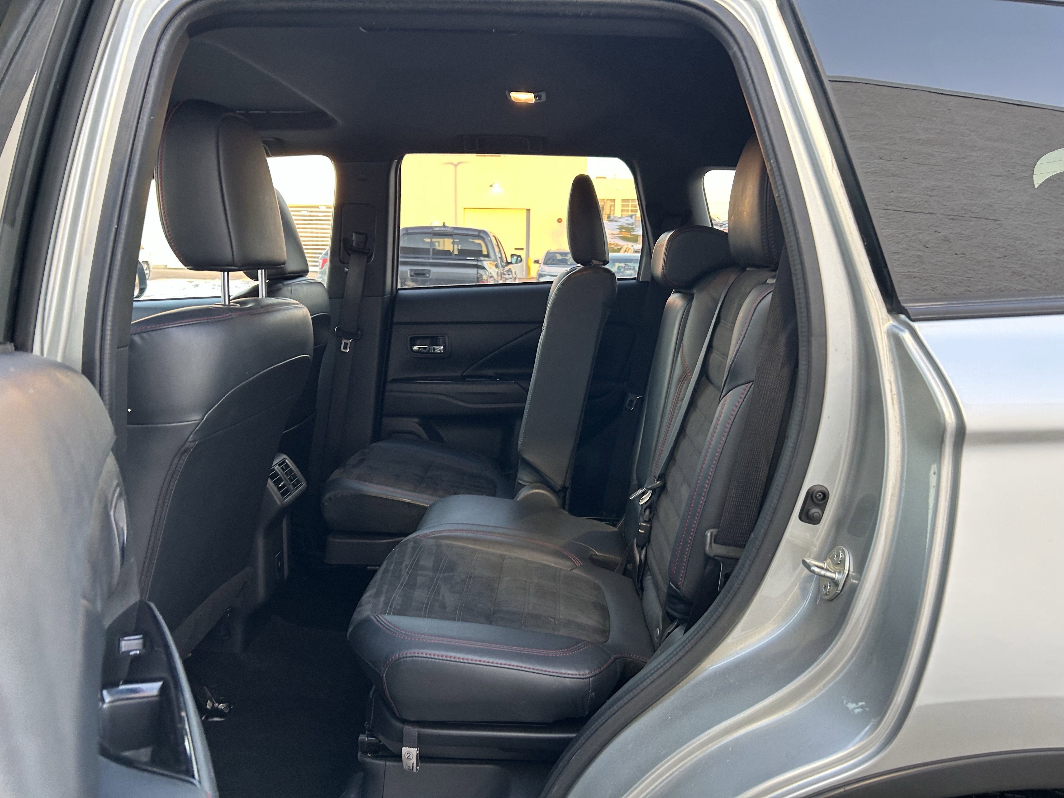 Used 2020 Mitsubishi Outlander LE image 17