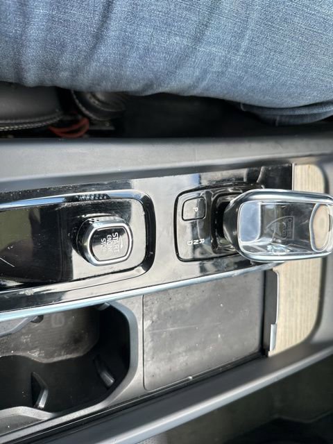 Used 2022 Volvo XC60 B5 Inscription FWD image 34