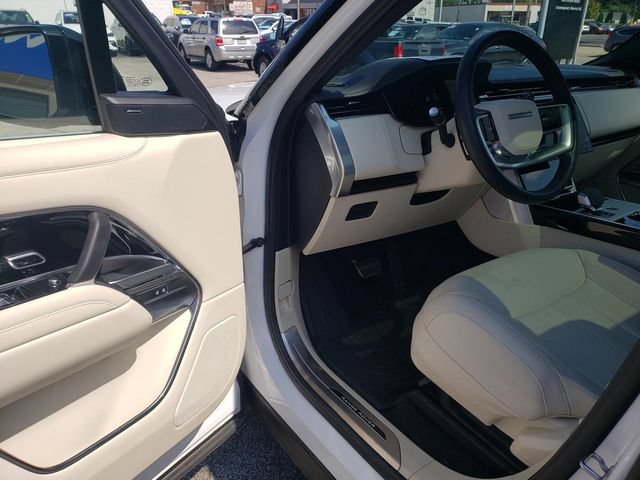 Used 2025 Land Rover Range Rover SE AWD/4WD image 13