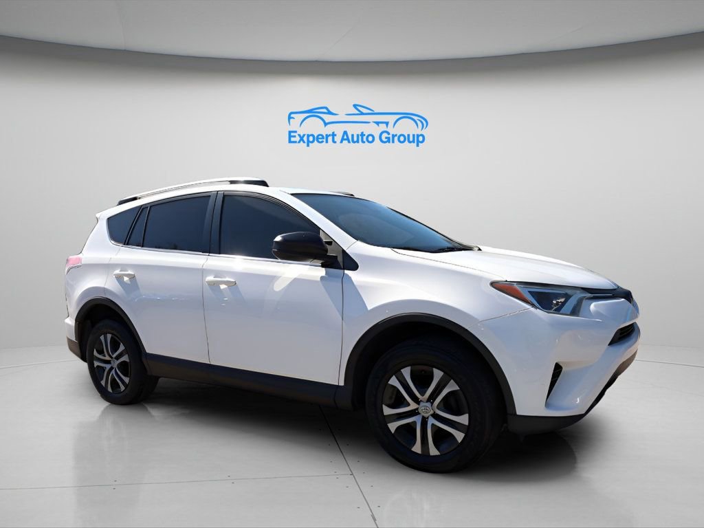 Used 2018 Toyota RAV4 LE image 1