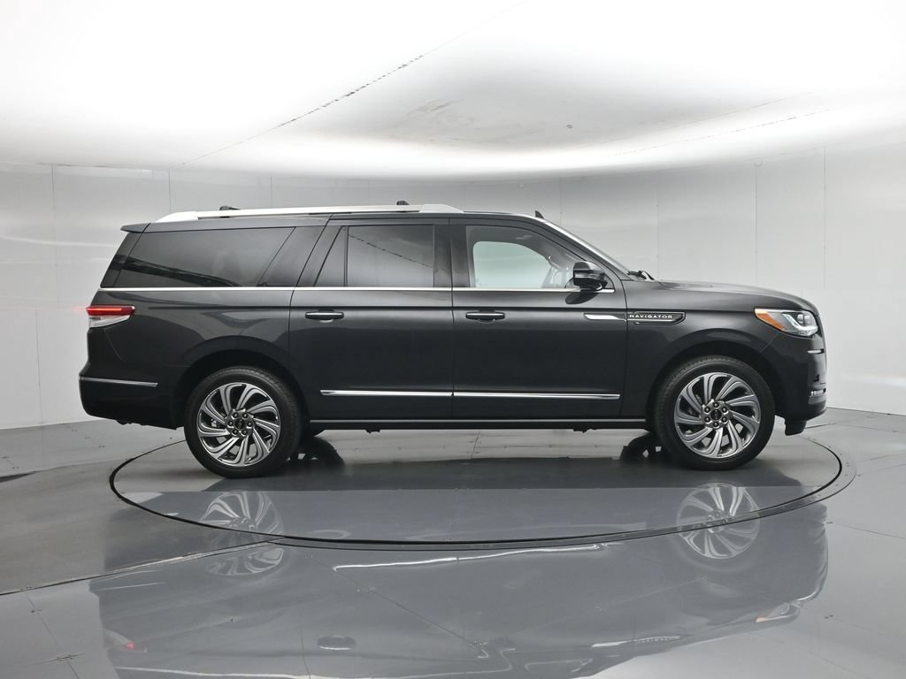 Used 2023 Lincoln Navigator L Reserve AWD/4WD image 30