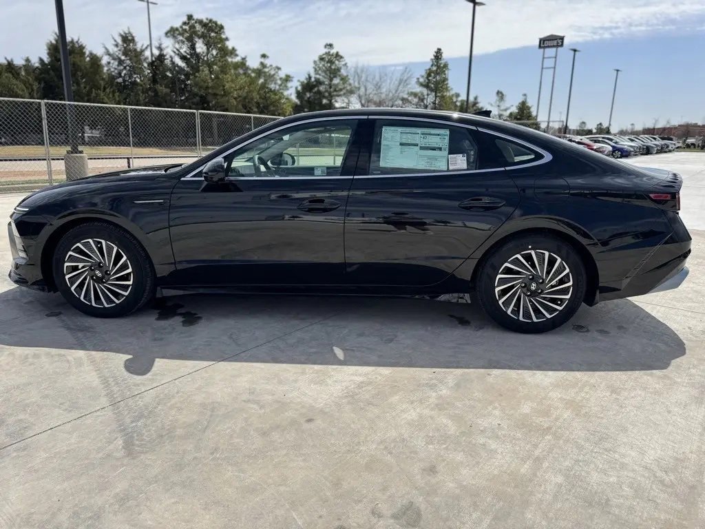 New 2025 Hyundai Sonata Limited image 8