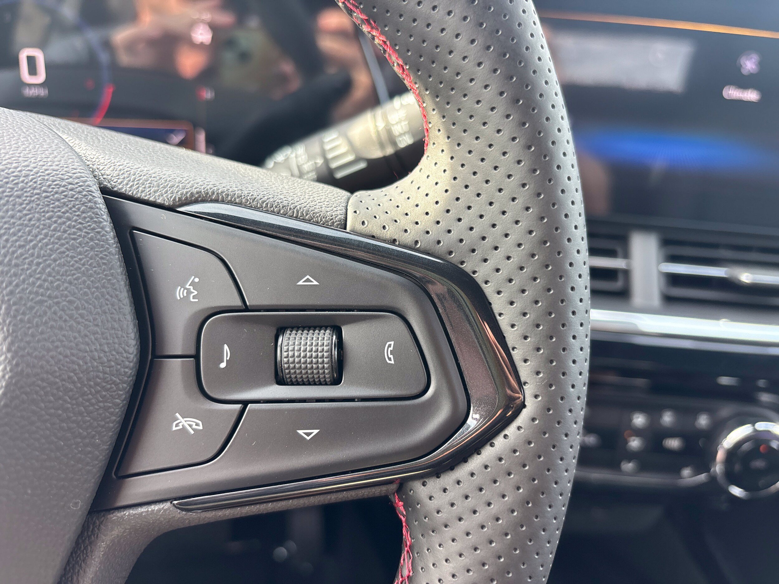 New 2026 Chevrolet Trax RS w/ Sunroof Package FWD image 16