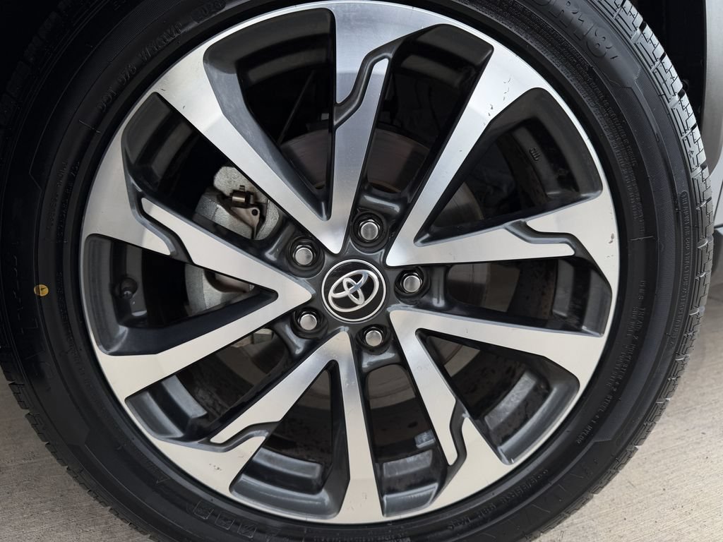 Used 2022 Toyota Corolla Cross XLE w/ Convenience Package FWD image 9
