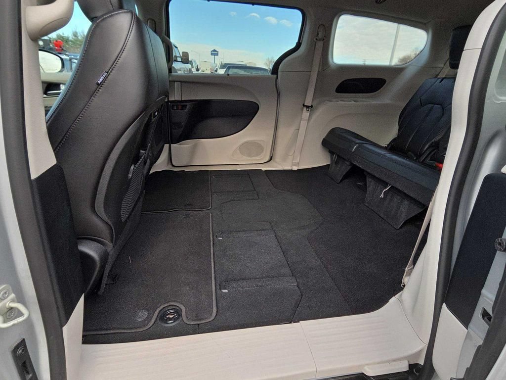 Used 2024 Chrysler Pacifica Touring-L FWD image 10