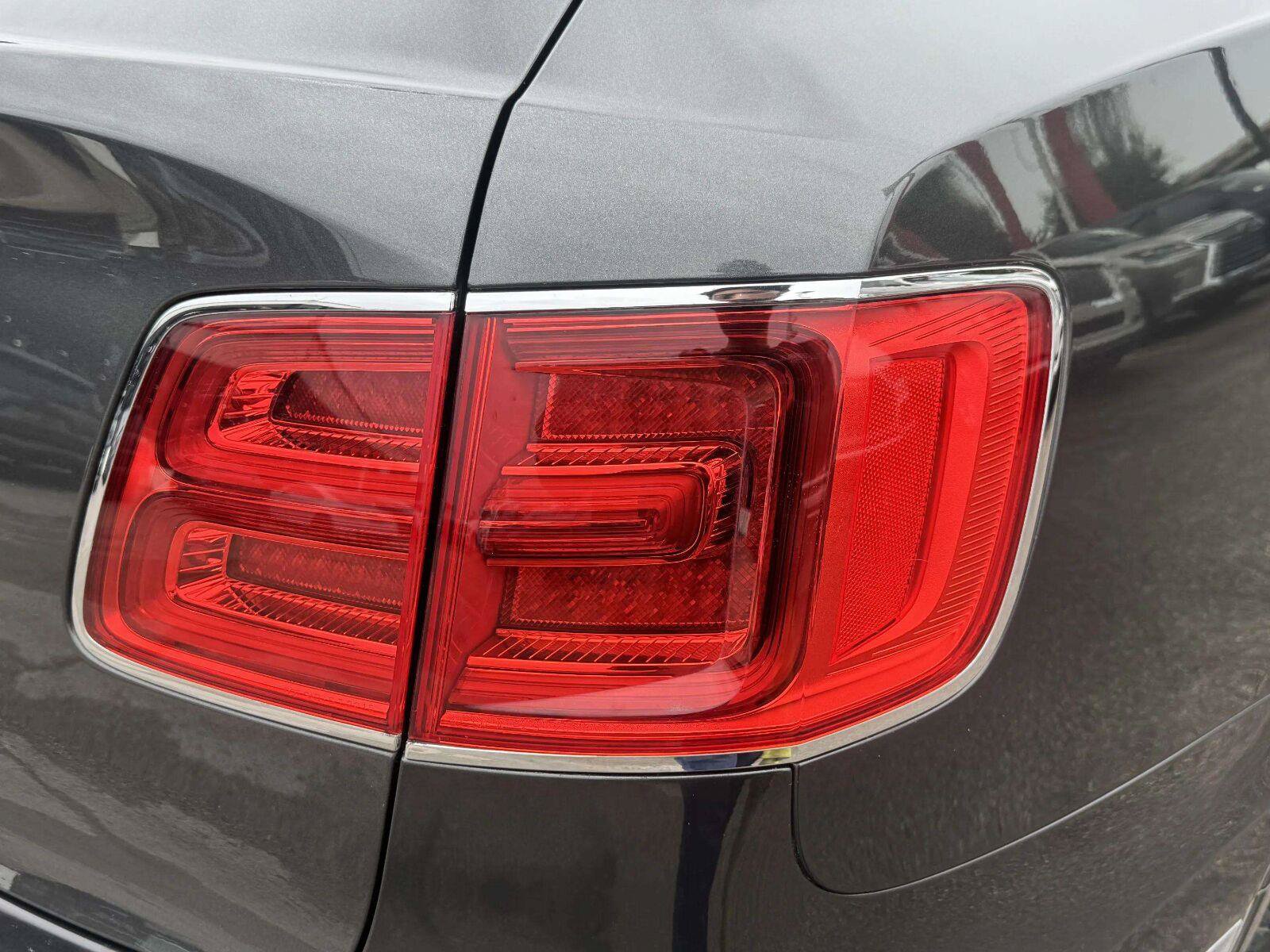 Used 2018 Bentley Bentayga AWD/4WD image 17