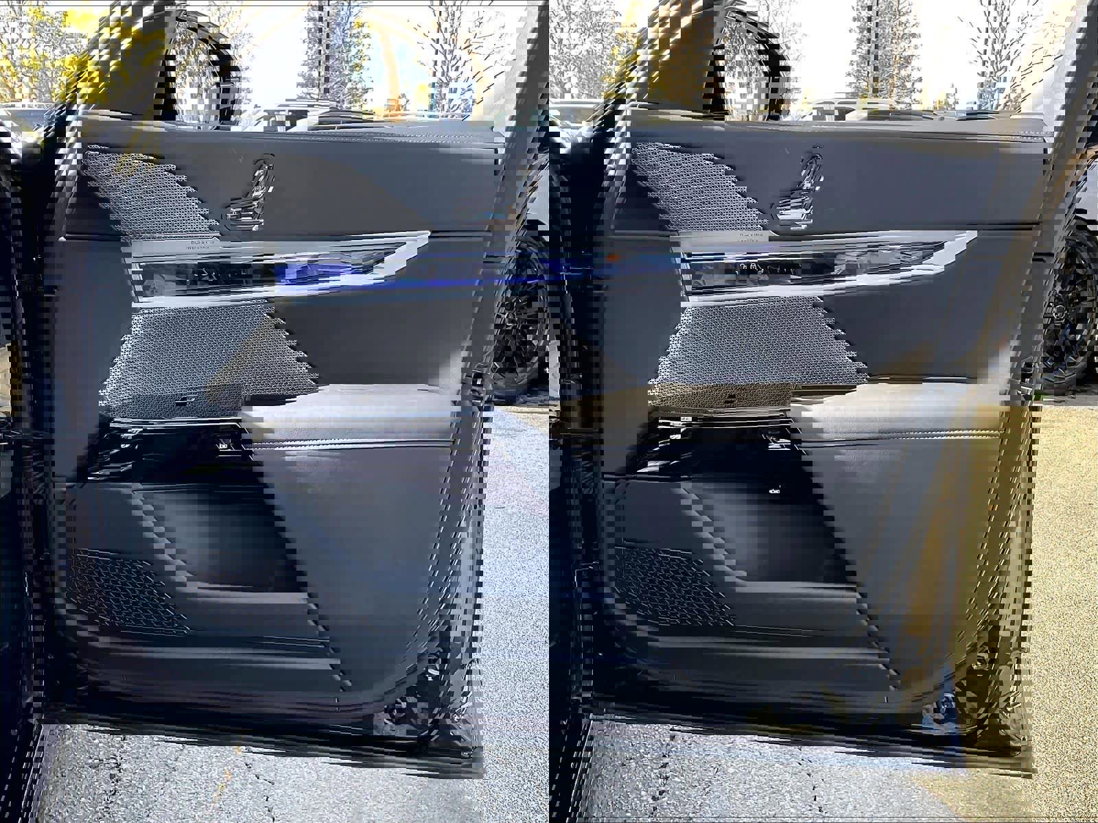 Used 2025 BMW 750e xDrive image 26