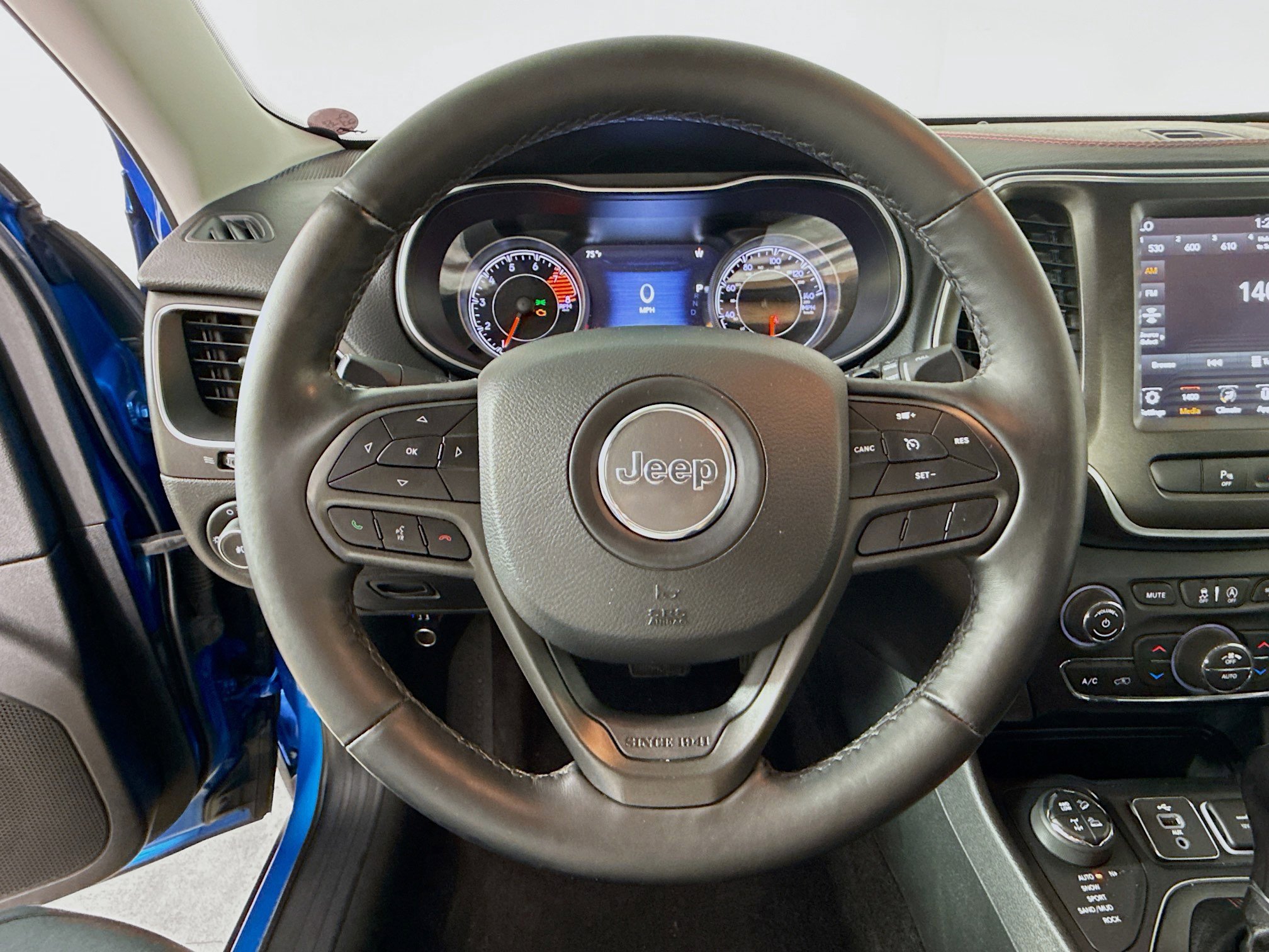 Used 2019 Jeep Cherokee Trailhawk w/ Comfort/Convenience Group AWD/4WD image 11