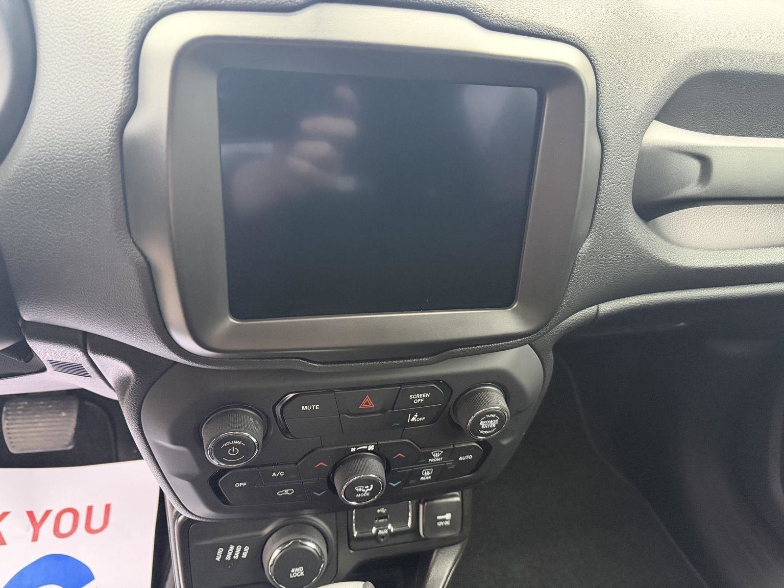 Used 2022 Jeep Renegade Latitude w/ Convenience Group AWD/4WD image 17