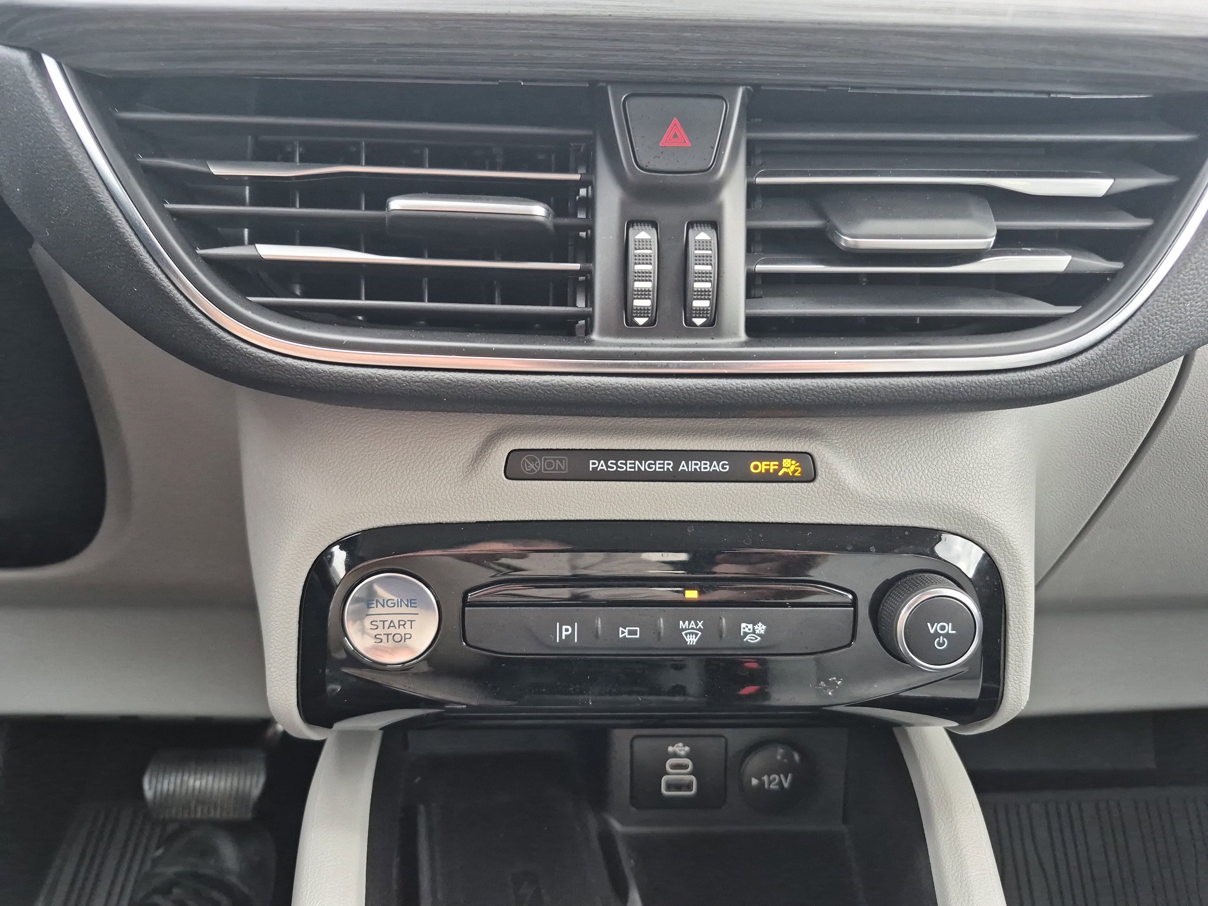 Certified 2025 Ford Escape SE w/ PHEV Premium Package FWD image 30
