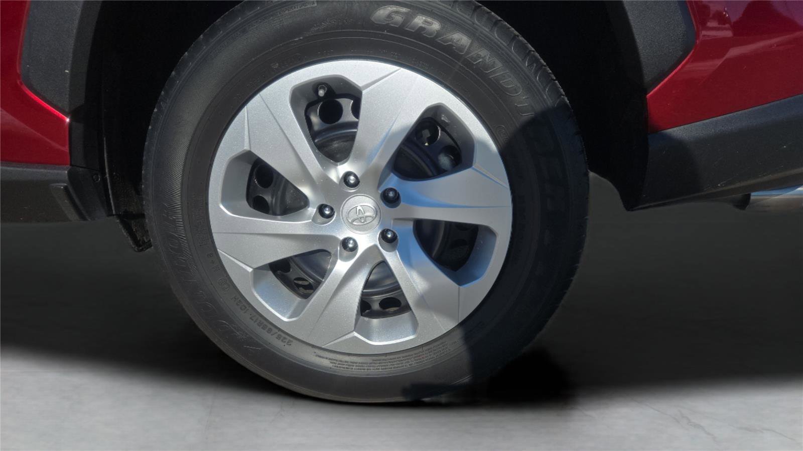 Used 2021 Toyota RAV4 LE image 9