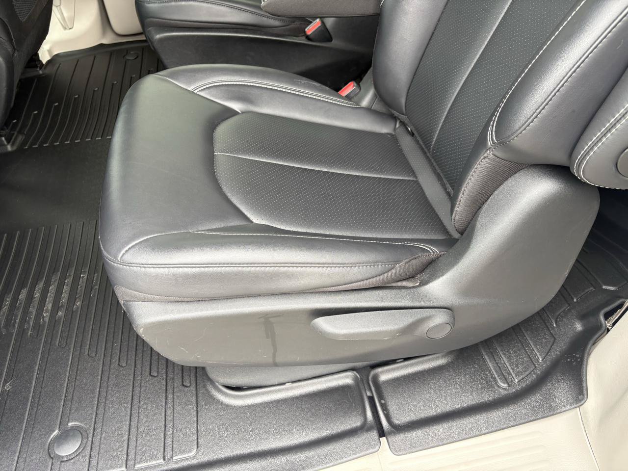 Used 2024 Chrysler Pacifica Limited FWD image 35