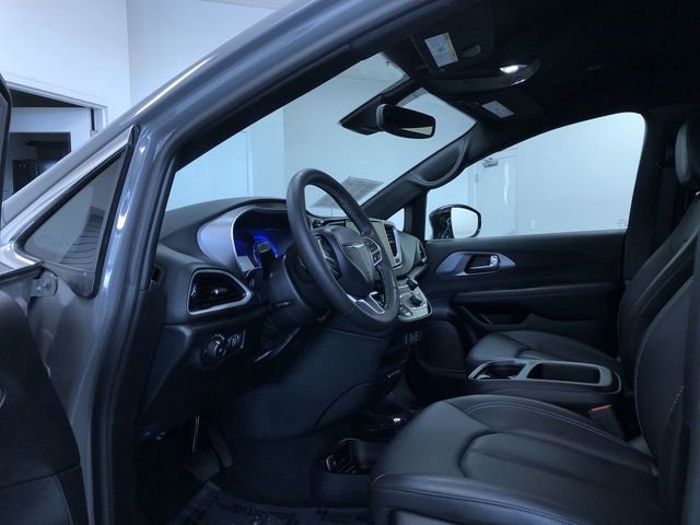 Used 2025 Chrysler Pacifica Select FWD image 11
