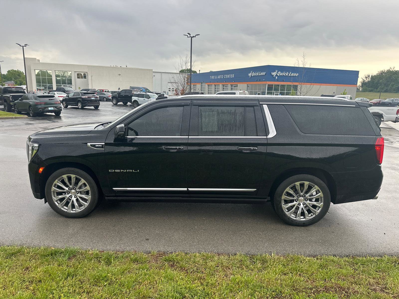 Used 2024 GMC Yukon XL Denali w/ Denali Reserve Package AWD/4WD image 9