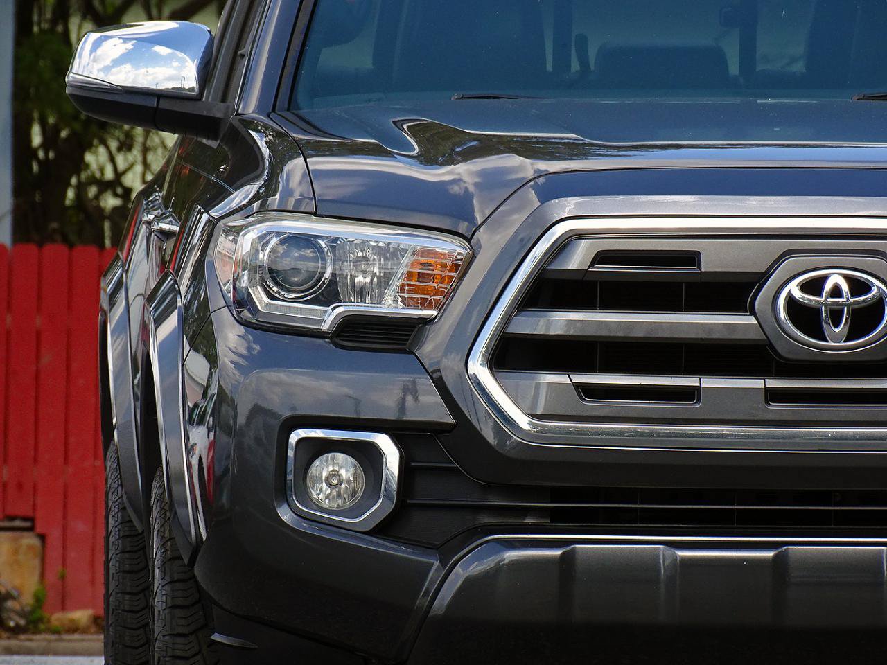Used 2016 Toyota Tacoma Limited w/ Towing Package RWD image 9