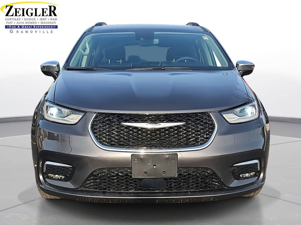 Used 2023 Chrysler Pacifica Limited w/ Uconnect Theater Family Group image 2