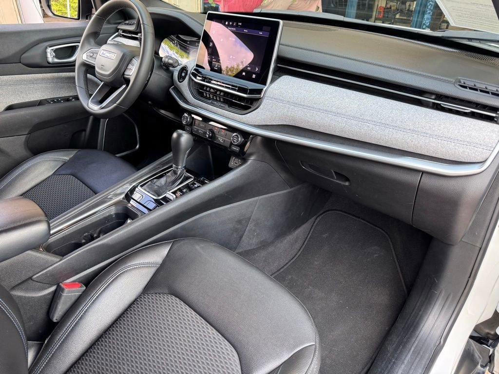 Used 2024 Jeep Compass Latitude image 15