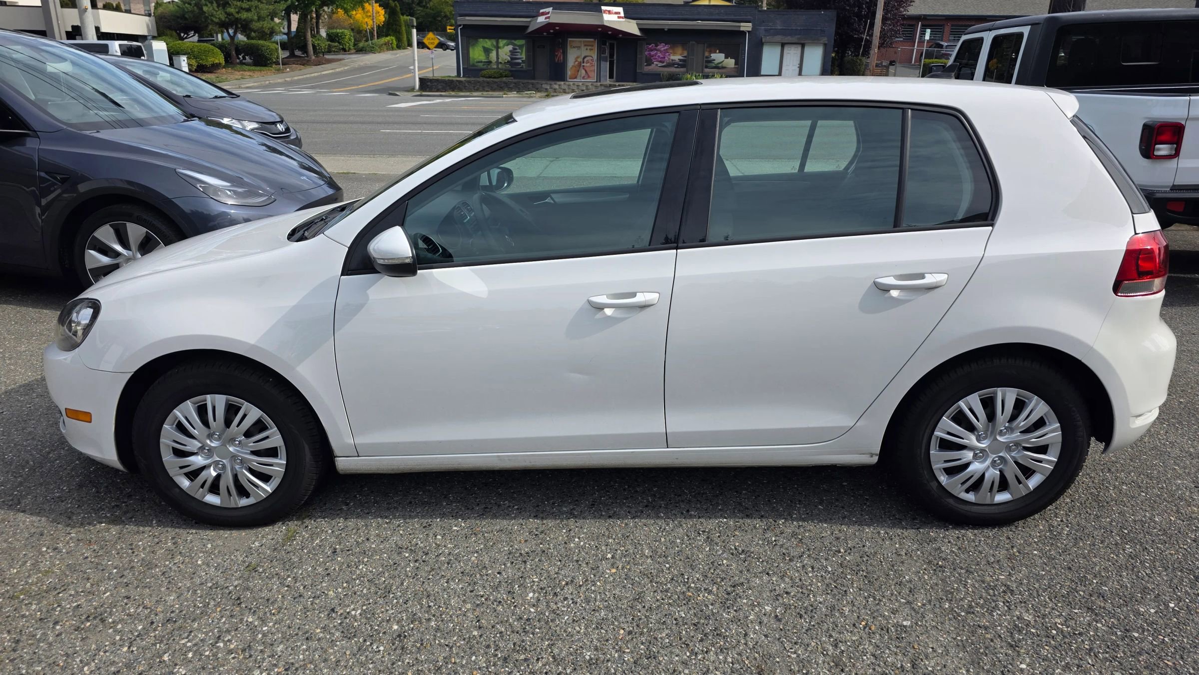 Used 2012 Volkswagen Golf 4-Door image 6