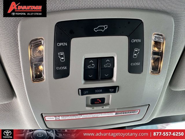 Used 2025 Toyota Sienna XLE FWD image 39