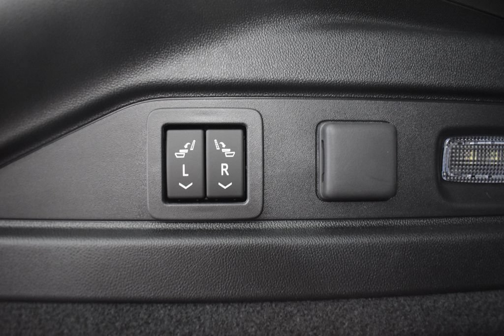 New 2026 Cadillac Lyriq Signature Sport w/ LPO, Floor Liner Package AWD/4WD image 30