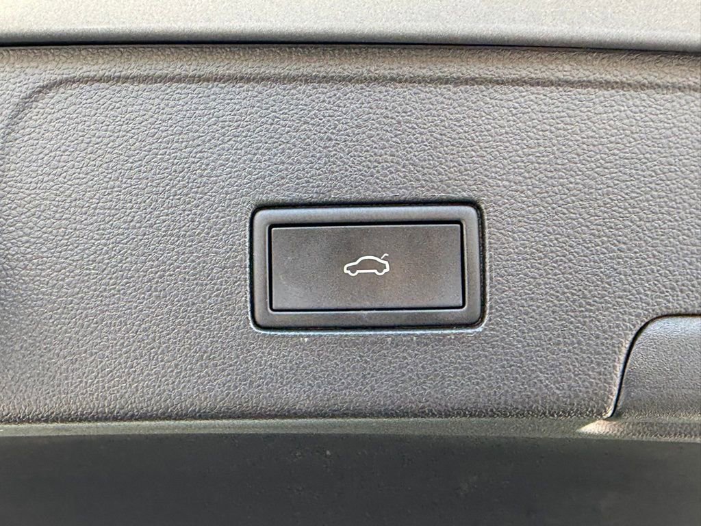 Certified 2022 Volkswagen Atlas Cross Sport SE image 11