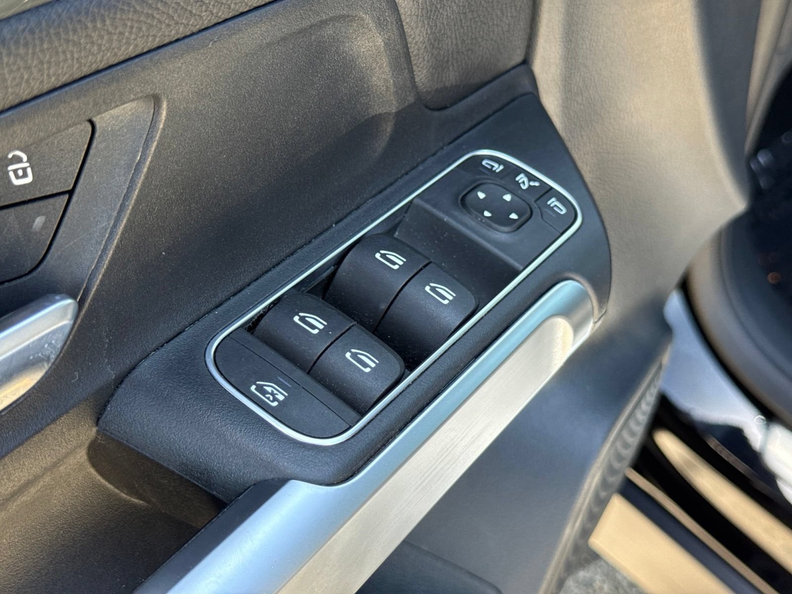 Used 2024 Mercedes-Benz GLB 250 image 22