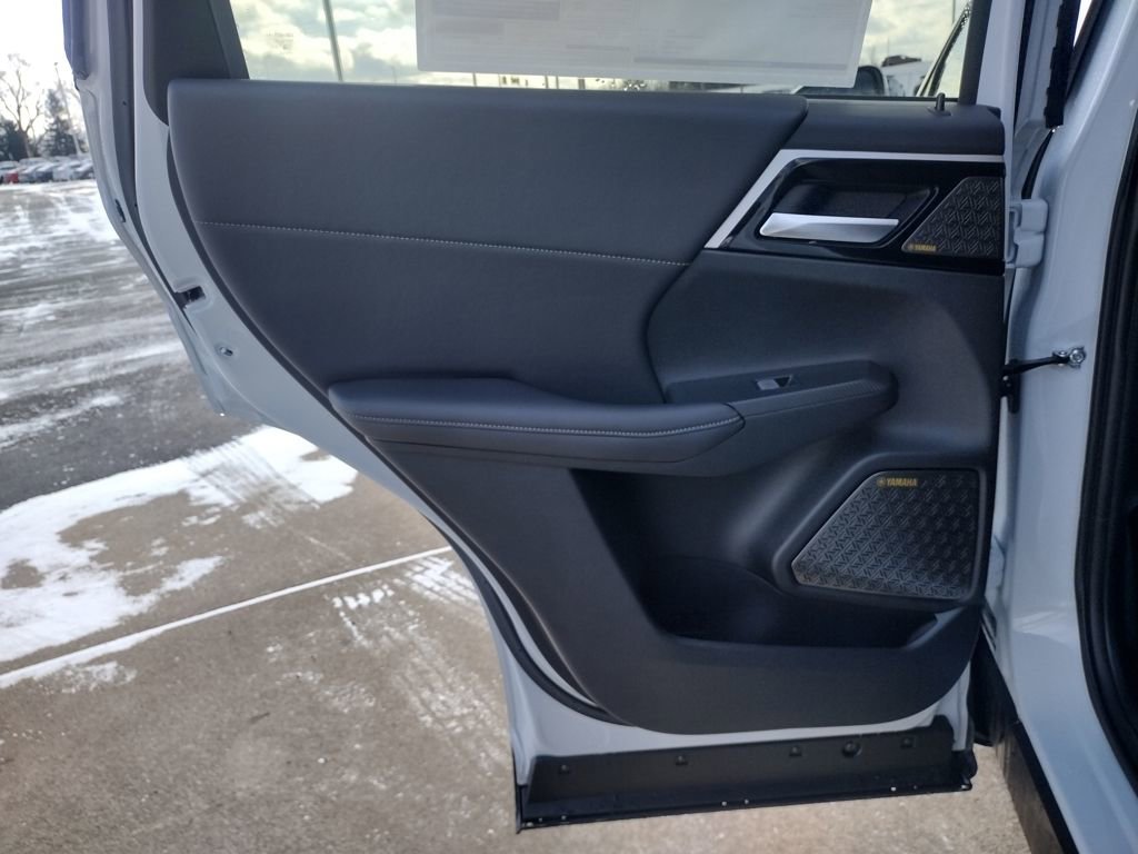 New 2026 Mitsubishi Outlander SE image 32