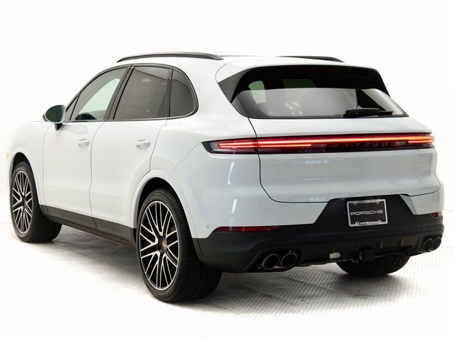 Certified 2025 Porsche Cayenne image 3