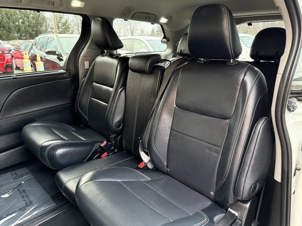 Used 2018 Toyota Sienna SE w/ Carpet Mat Package image 18