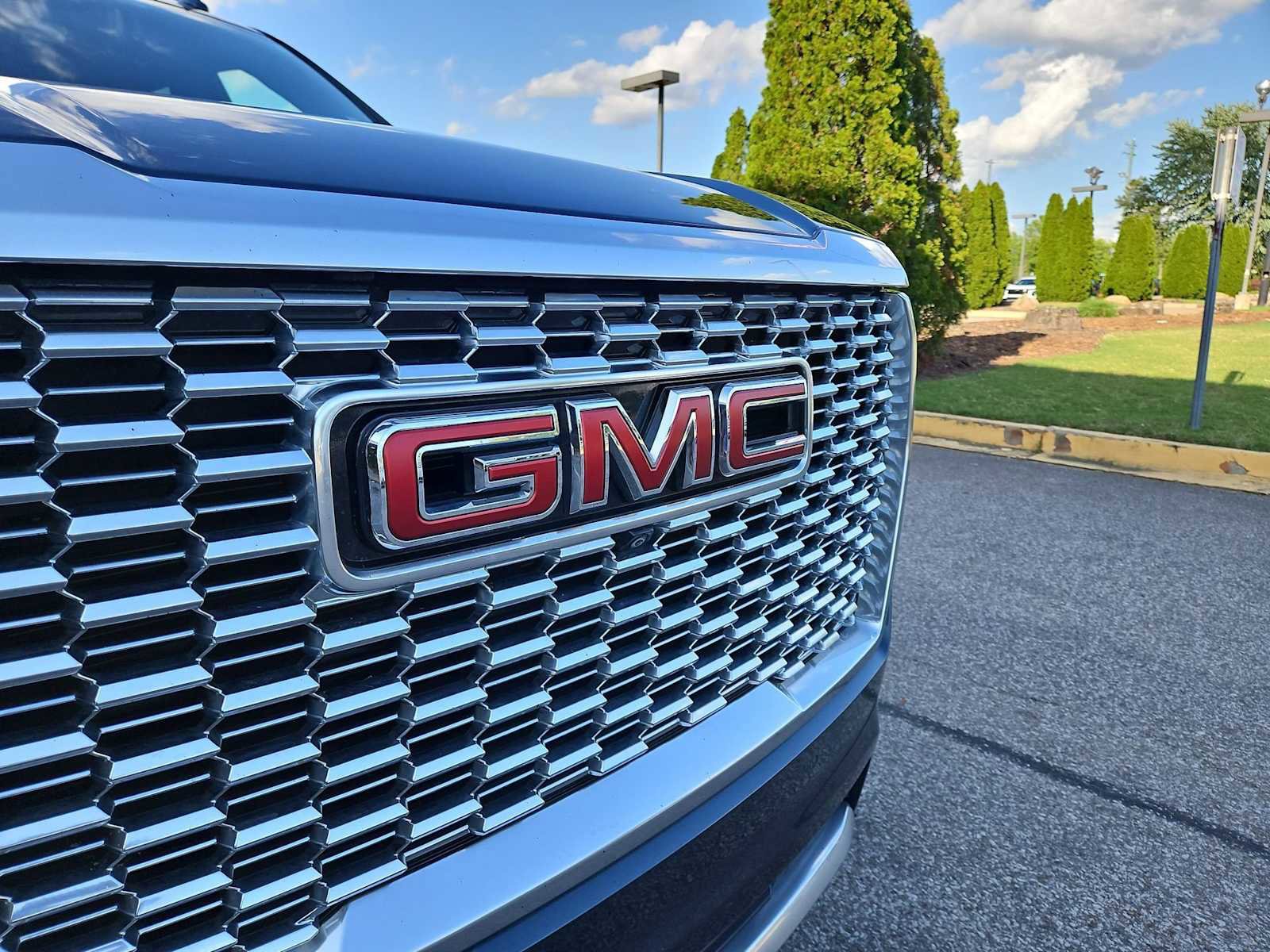 Used 2021 GMC Yukon XL Denali w/ Denali Premium Package image 12