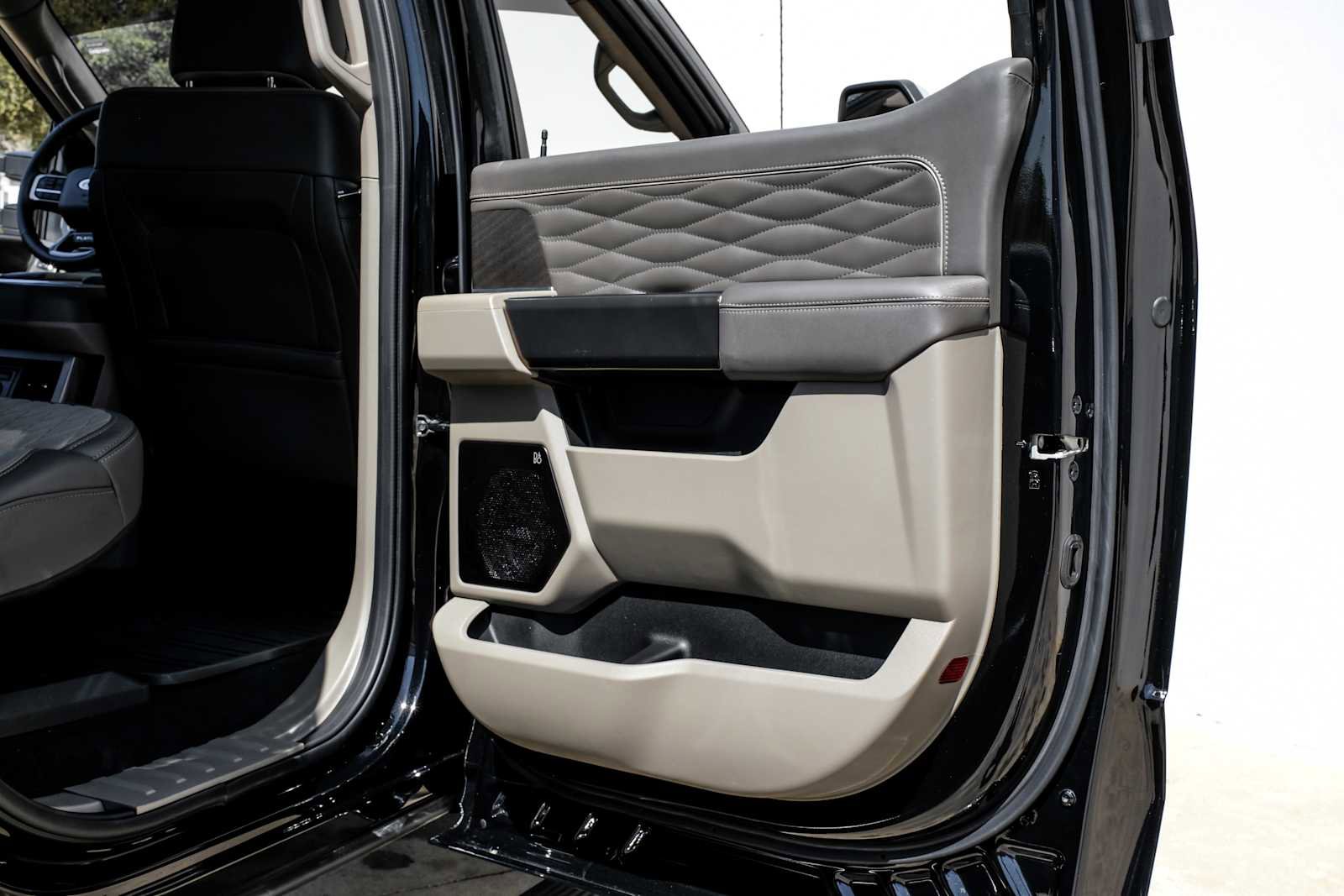 Used 2025 Ford F450 Platinum w/ Platinum Plus Package image 45